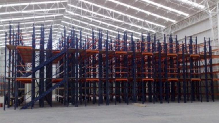 Bodega logística con sistema de racks selectivos instalados