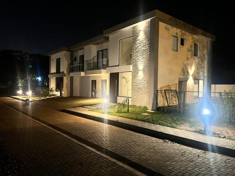 Casas campestres terminadas con iluminación arquitectónica de noche